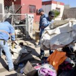 Retira Ayuntamiento de Hermosillo cacharros en Tierra Nueva; la señora Ana María calificó como muy buena opción para las y los habitantes del lugar para deshacerse de cosas que sirven como criaderos de insectos.