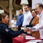‘Fortalecemos la seguridad pública con policías certificados, equipamiento y mejores sueldos’: Alfonso Durazo; con la entrega de 497 becas para las hijas y los hijos de los elementos de seguridad del estado, uniformes y equipo táctico a policías.