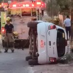 Volcamiento deja 2 heridos; uno de ellos prensado; acudieron al lugar elementos de Bomberos, Cruz Roja y Tránsito Municipal.
