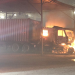 Se incendió tráiler, al sur de Empalme; siniestro ocurrido anoche, en la carretera internacional.