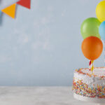 Niña llora por sus regalos que olvidaron en un taxi; los acababa de recibir en su fiesta de cumpleaños; esperan se los regresen.