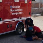 Automovilista se da a la fuga tras chocar a motociclistas; en el liviano vehículo viajaban hombre y mujer; ella resultó lesionada.