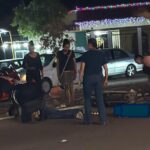 Motociclista embiste a mujer en Guaymas Norte; paramédicos de Cruz Roja acudieron al lugar para auxiliar a la fémina lesionada.