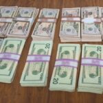 Detienen a un hombre en posesión de 56 mil dólares en efectivo; fue sorprendido cuando cruzaba la línea fronteriza en Tijuana, BC.