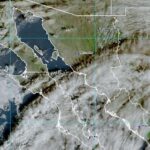 El día de hoy el frente frío número 12 se desplazará sobre la frontera norte de Sonora; en interacción con las corrientes en chorro polar y subtropical ocasione fuertes rachas de viento y posibles tolvaneras. 