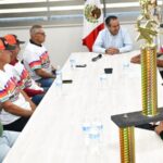 Felicita Toño Astiazarán a beisbolistas veteranos ganadores de campeonato estatal; pertenecen a la Liga Municipal de Beisbol y se preparan para el torneo nacional a efectuarse del 18 al 25 de noviembre próximos en Los Mochis.