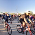Celebran ciclistas Kino Race 2023; más de cien personas partieron del Estadio Fernando Valenzuela hasta Bahía de Kino, donde se llevó a cabo la premiación.