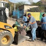 Lleva Ayuntamiento acciones preventivas de salud a la colonia Las Cuevitas; personal de Servicios Públicos y de DIF Hermosillo realizaron una jornada de descacharre y de salud en el sector.