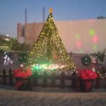 #GUAYMAS Bomberos instalan Árbol de Navidad en Miramar; invitan a la ciudadanía a la explanada del sector y admirar la decoración decembrina.