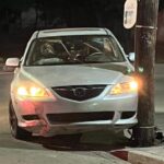 ¡Se estampa contra un poste!; accidente ocurrido poco antes de las 05:00 horas, en la calle 10.