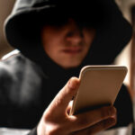 Rescatan a pareja que eran víctimas de extorsión telefónica; fueron localizados en el estacionamiento de un conocido comercio del norte de Hermosillo.