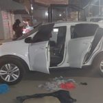 Hombres armados alcanzan a huir, dejando abandonada una camioneta; traían crystal y dos paquetes con 20 kilos de marihuana; dejan además una pistola y cartuchos.