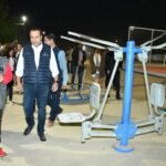 Entrega Toño Astiazarán rehabilitación de parque en Villa Verde; es la obra ganadora del Presupuesto Participativo CRECES que consistió en colocar pasto sintético, gradas y dogout en la cancha de futbol, así como iluminación y juegos infantiles.