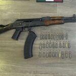 Detienen a sujeto en posesión de un ‘cuerno de chivo’; viajaba en un carro robado, además traía consigo 88 cartuchos y 3 cargadores.