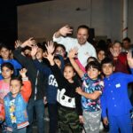 Celebra Toño Astiazarán con familias de la Solidaridad posada navideña Creces; cientos de niñas y niños hicieron de la posada navideña organizada por integrantes de los Comités un exitoso festejo.