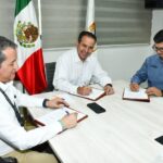 Acuerdan Toño Astiazarán y Sindicato de Bomberos convenio con beneficios económicos y laborales; el Presidente Municipal y el Secretario General de SUBSAHS firmaron el acuerdo colectivo que estará vigente durante dos años e incrementa aproximadamente 15 cláusulas.