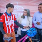 Invierten en movilidad sustentable en Pueblos Yaquis; entregan en Vícam 190 bicicletas y cascos de seguridad.