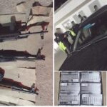 Abandonan tres fusiles de asalto en un vehículo; aseguran además 101 cargadores y más de 4 mil cartuchos útiles.