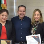 Reconoce Ayuntamiento de Hermosillo a servidores públicos municipales; la directora de Recursos Humanos del Ayuntamiento entregó incentivos a personal que cumplió 30, 28, 25, 20, 15, 10 y 5 años al servicio del Ayuntamiento.