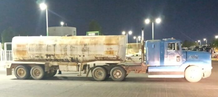 Aseguran pipa con 35 mil litros de diésel robado; la unidad fue ubicada cerca del poliducto Gómez Palacio-Chihuahua.