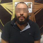 Chofer de UBER detenido por privar de la libertad a una mujer; a bordo de la unidad la atacó a golpes, la amenazó de muerte y luego la introdujo a un hotel.