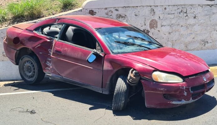 #GUAYMAS Automóvil se 'estampa' contra un muro; su conductor perdió el control del volante al subir el puente de Miramar.