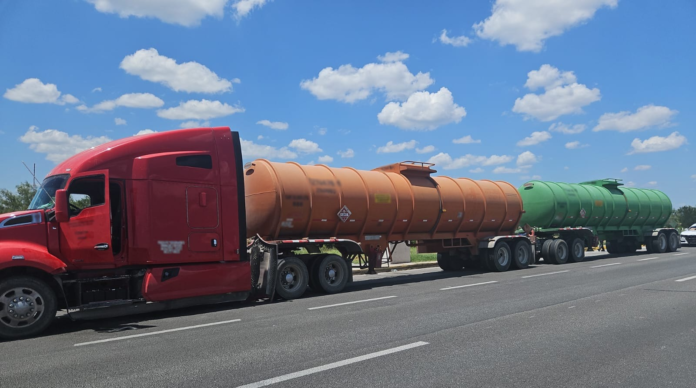 Dos choferes detenidos con 70 mil litros de 'huachicol'; en una pipa transportaban el combustible por carreteras de Nuevo León.