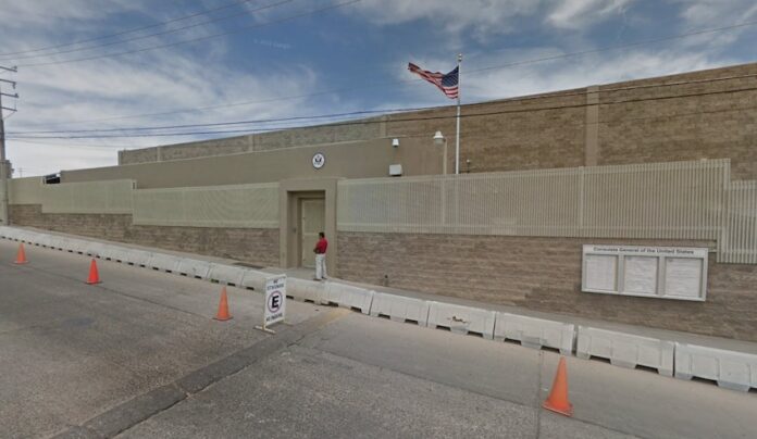 Dos detenidos por presentar documentos falsos en el Consulado Americano de Nogales; mostraron cédulas profesionales que resultaron ser apócrifas.