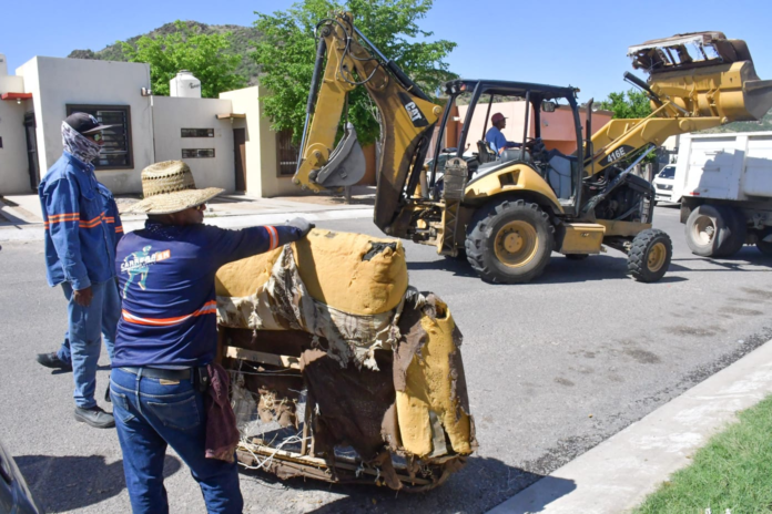 Realizan descacharre a la colonia Haciendas del Sur; para disminuir la proliferación del mosco transmisor de enfermedades.