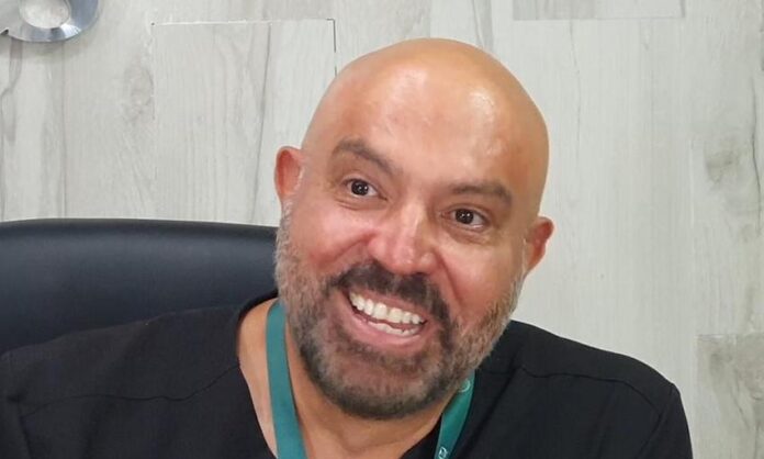 #NACIONAL Médico del IMSS Coahuila salvó vida a persona en un avión; Javier de la Torre Anderson atendió a una persona que tenía arritmia cardiaca durante un vuelo de Guadalajara a Torreón; destacó su orgullo de pertenecer a la institución, donde ha permanecido durante 25 años