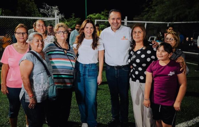 1Atestiguan Toño Astiazarán y Patty Ruibal la rehabilitación del parque Álvaro Obregón; con campo de fútbol con pasto sintético, cancha de basquetbol y juegos infantiles.