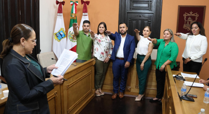Toma protesta doctora Karla Córdova González a funcionarios de DIF Guaymas; Alma Delia Guerrero Cornejo nueva directora del organismo municipal.