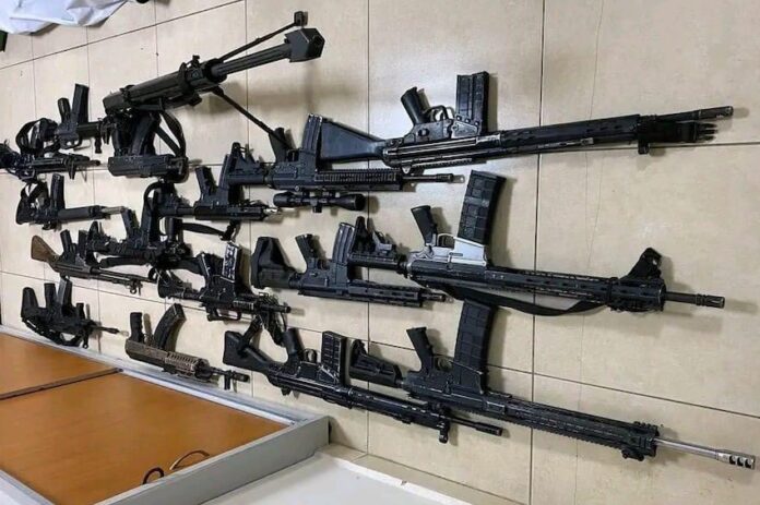 #NACIONAL Detienen a 3 personas con 17 armas largas; además de mil 500 cartuchos, cargadores y droga.