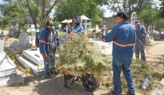 121Lleva Servicios Públicos avance de 55 por ciento en limpieza de panteones; trabajan en la limpieza 160 personas para que estén listos para el Día de Muertos.