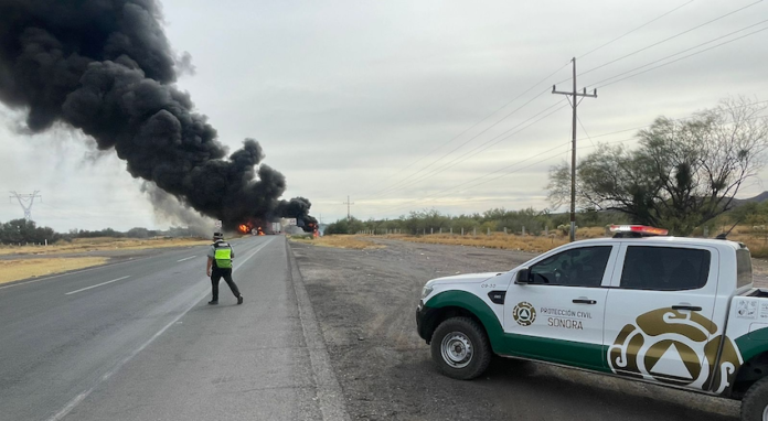 Se incendia pipa con combustible al norte de Hermosillo; acuden cuerpos de emergencia, no reportan víctimas.