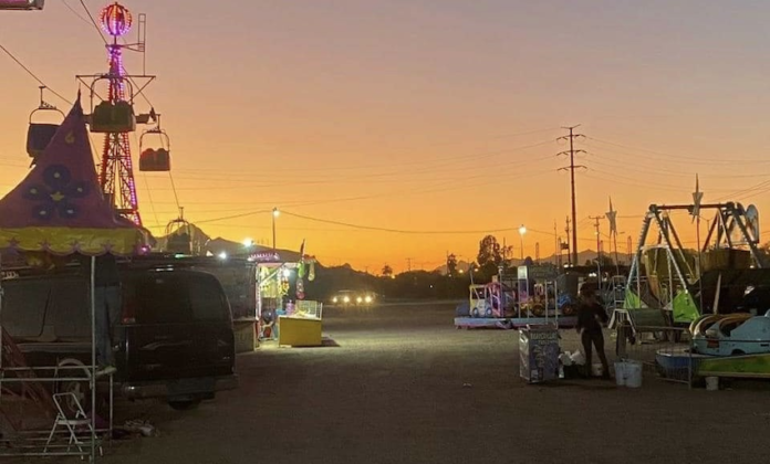 Supervisan atracciones mecánicas en la 'Expo'; labor de parte de personal de Protección Civil.