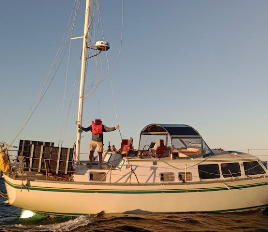 Rescatan a 3 estadounidenses que se habían quedado a la deriva en un velero