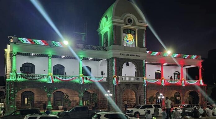 Personal del Municipio reciben su aguinaldo; administración de la Dra. Karla Córdova cumple con compromiso anual.