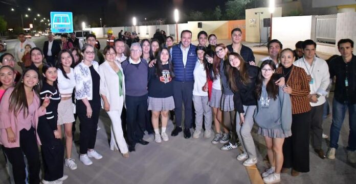 Beneficia Toño Astiazarán a familias del sur poniente y estudiantes de Cobach Villa Bonita con “Camina Segura”; son alrededor de 800 metros iluminados, el más extenso en la ciudad.