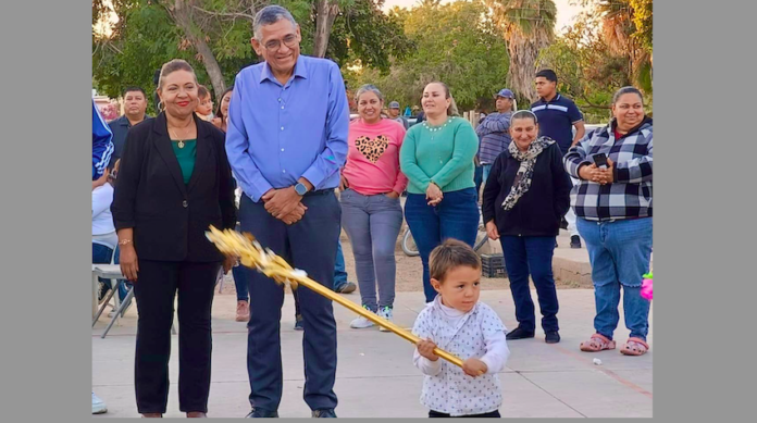 Celebran a niñas y niños del Ejido Cruz de Piedra con una posada; asiste el alcalde Luis Fuentes Aguilar y su esposa Xóchitl María Mejía.