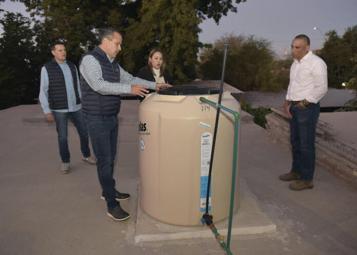Apoya Toño Astiazarán a familias de la Adolfo López Mateos con cuarto en vivienda y tinacos; en 2024 se dispuso entregar 2 mil 240; se han construido 139 cuartos adicionales en las viviendas desde el año 2022.