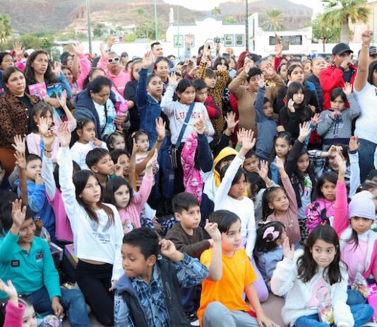 Participa Karla Córdova González en la entrega de rosca de reyes