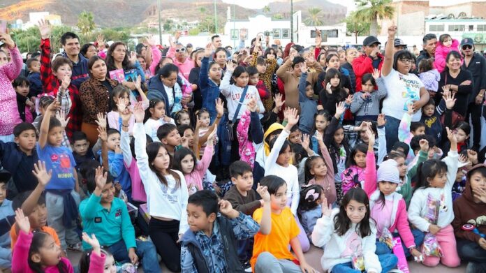 #GUAYMAS Participa Karla Córdova González en la entrega de rosca de reyes; evento llevado a cabo hoy lunes en la plaza de los Tres Presidentes.