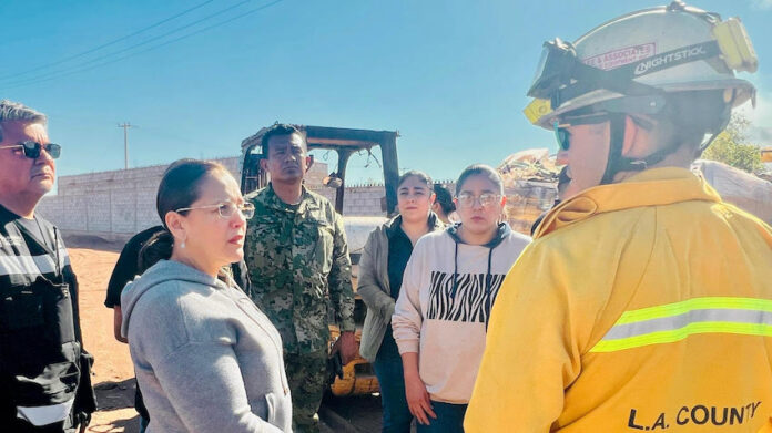 #GUAYMAS Controlan cuerpos de emergencia el incendio en recicladora; la doctora Karla Córdova González realizó un recorrido en el que recomendó a las familias de la zona a tener cuidado.