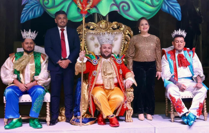 Es Daniel Díaz Rodríguez, el rey del Carnaval Guaymas 2025, evento llevado a cabo esta noche en la Plaza de los Tres Presidentes.