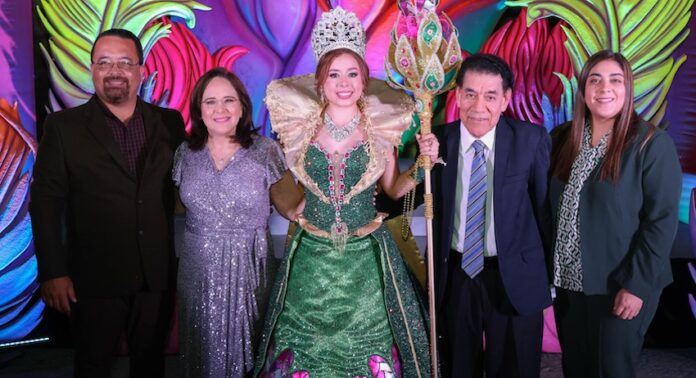 Celebra Ayuntamiento de Guaymas coronación y premiación de los Juegos Florales 2025; Estefanía Jiménez Sosa, la reina, y José Luis Amparo González, el poeta ganador del certamen.