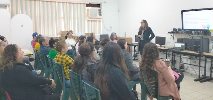 #GUAYMAS Continúa el Instituto Municipal de la Mujer con pláticas de orientación en escuelas; para que los padres de familia cuenten con las herramientas para mejorar la convivencia y bienestar.