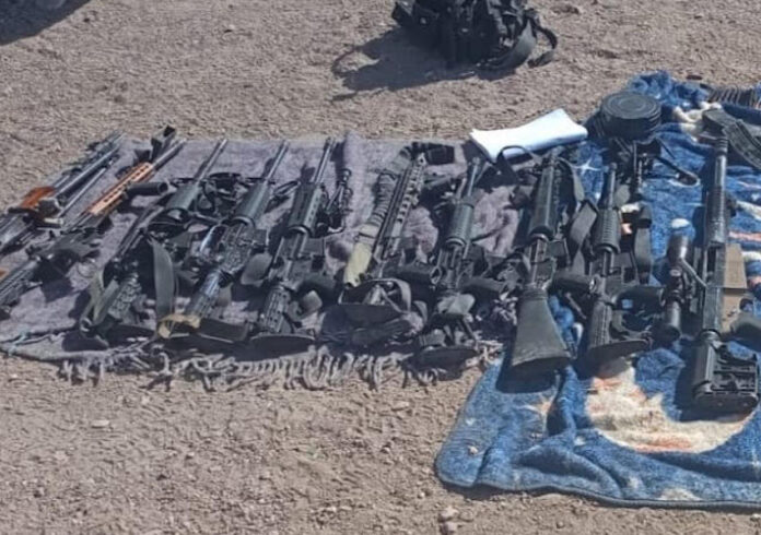 Abaten a delincuente, detienen a 2 y aseguran arsenal; hechos ocurridos en el estado de Chihuahua.