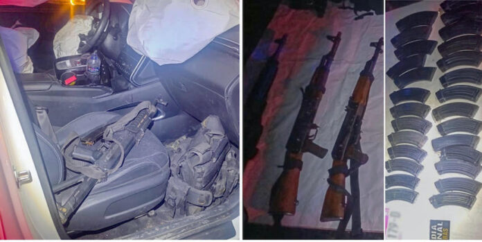 Aseguran arsenal tras persecución de caravana de 4 vehículos en carretera de Guanajuato; una de las camionetas chocó, huyendo sus ocupantes entre la maleza.