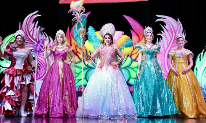 Recibe Karla III la corona como la reina del Carnaval Guaymas 2025; emotiva ceremonia llevada a cabo ayer en el Auditorio Cívico Municipal.